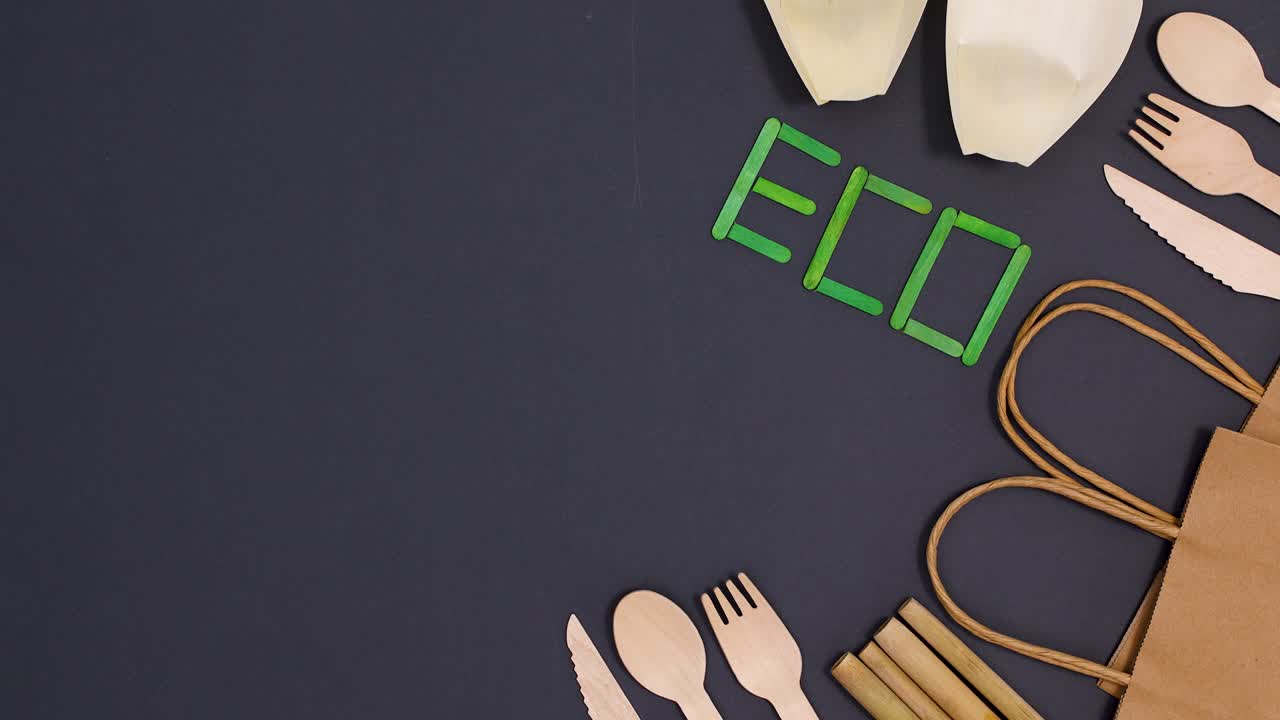 eco-amigable cero residuos cubiertos de bambú utensilios para comer aparecen en el lado derecho. detener el movimiento