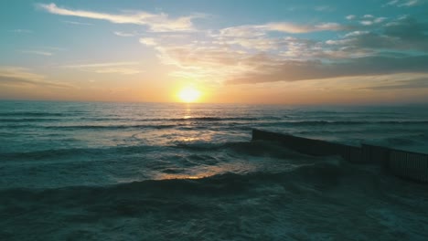 Sonnenuntergang-Am-Strand-Von-Tijuana-Mit-Der-Grenzmauer