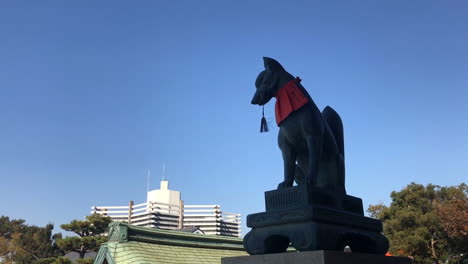 A-cat-statue-guarding-the-entrance-of-a-shrine-in-Kyoto,-Japan