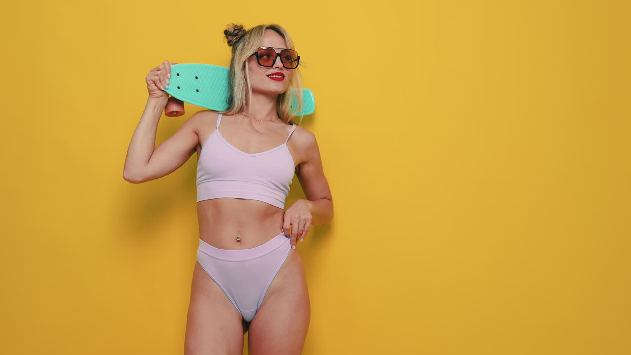 Donna in bikini con skateboard con motivo a ghiacciolo
