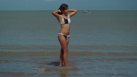 Una-Joven-Hispana-En-Bikini-Se-Encuentra-En-El-Océano-En-Un-Día-Soleado-En-Trinidad-Y-Tobago