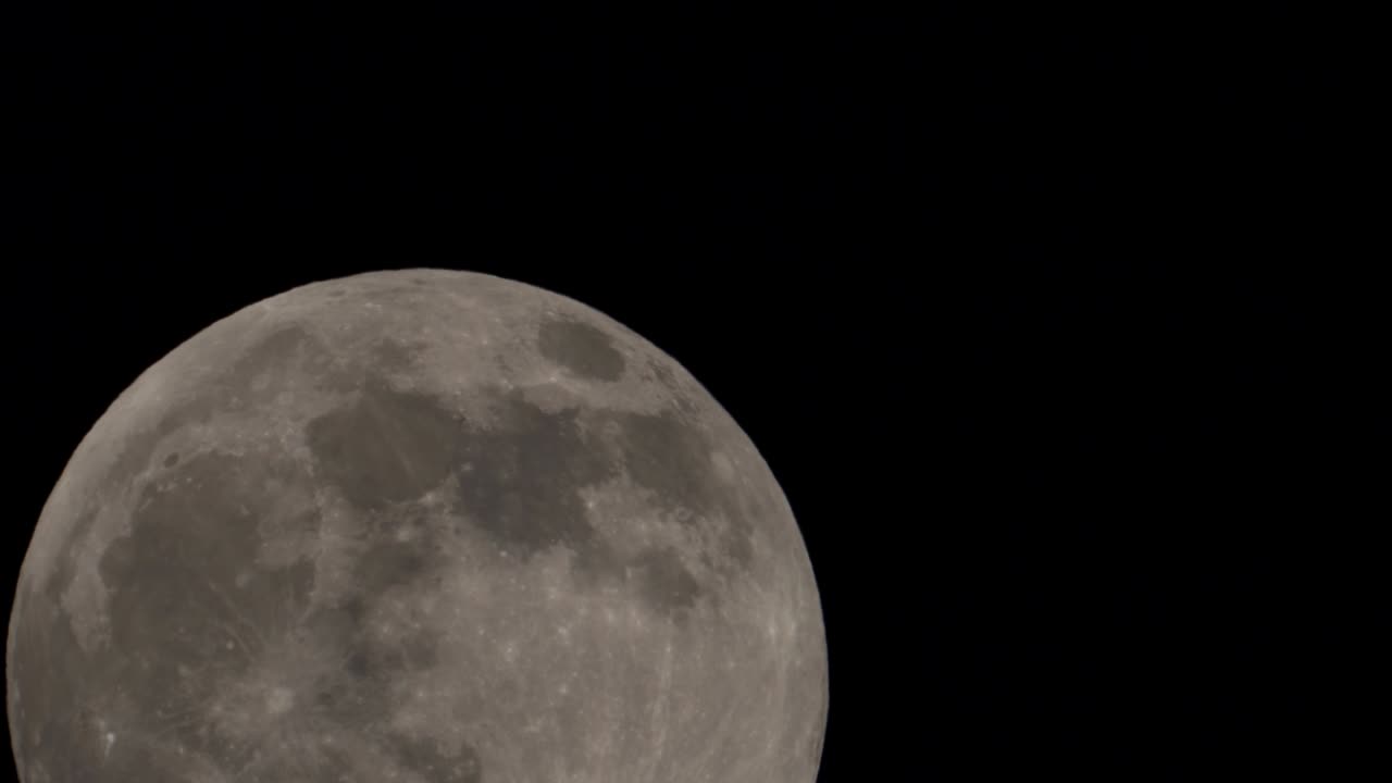 A lua cheia atravessa o céu noturno