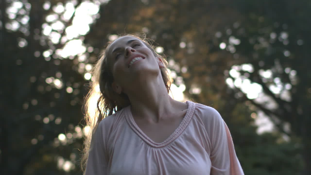 mujer atractiva lanzando su cabello