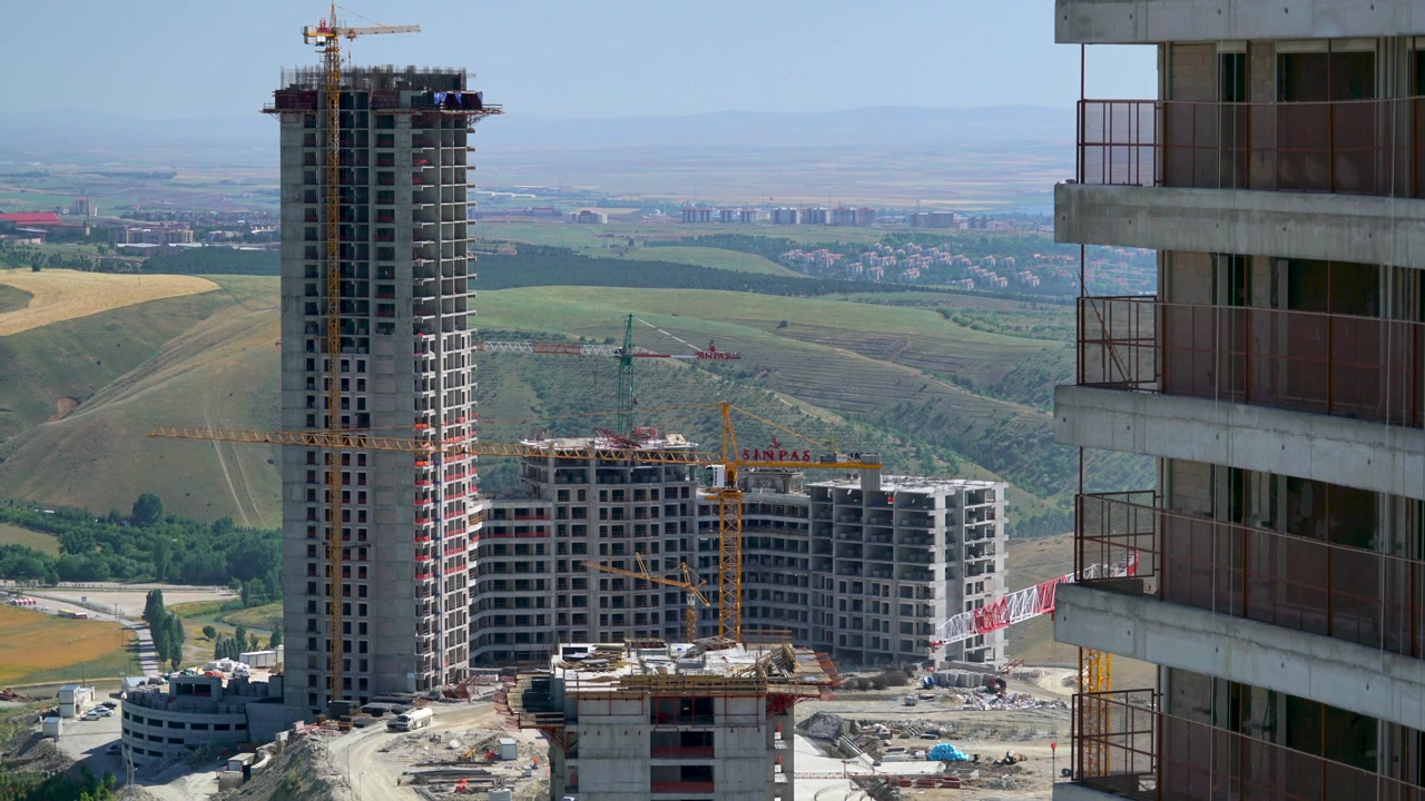 Obra de construcción de edificios de apartamentos de gran altura con grúas torre.