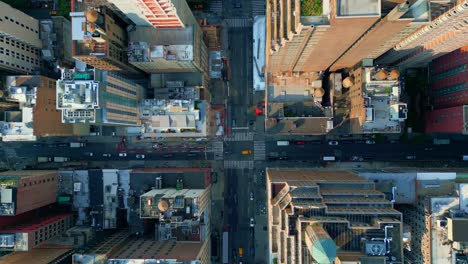 centro de la ciudad de nueva york, el tráfico fluye por las calles