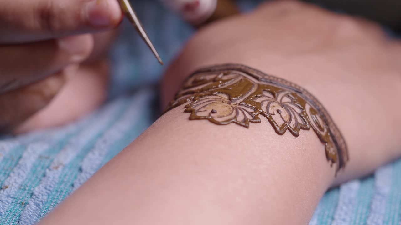 Applicazione di tatuaggio all'henné su un polso