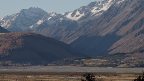 New-Zealand-autumn-season-landscape-with-mountains-during-sunset-in-Mt