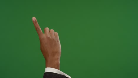 dedo masculino haciendo gestos de desplazamiento en pantalla verde