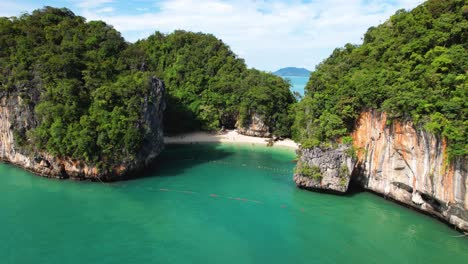 video de dron de 4k volando lejos de ko lao la ding, una hermosa playa en la isla de hong cerca de krabi en tailandia