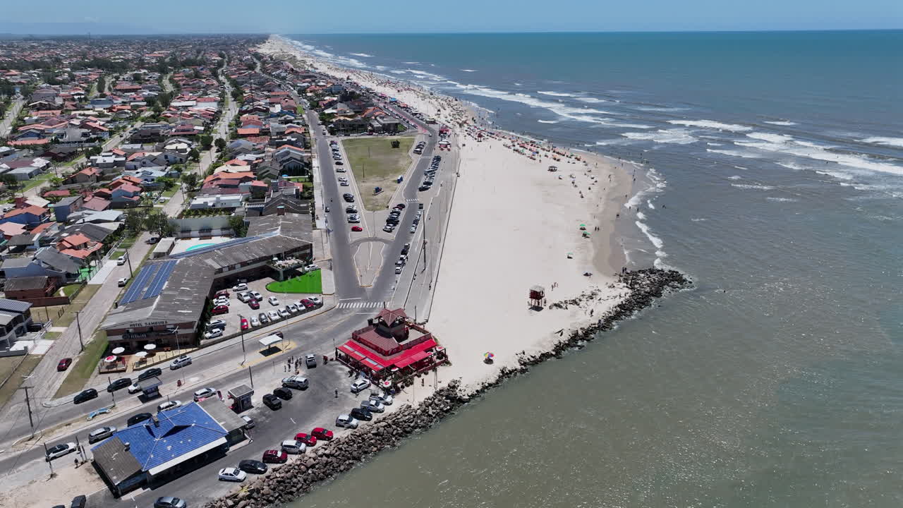 Droonilla kuvattu ilmakuva Imben rannan kulmasta, jossa Tramandain jokikanava kohtaa Atlantin valtameren aallonmurtajarakenteineen Rio Grande do Sulissa, Brasiliassa. 4K 60fps video