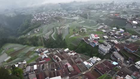 vista aérea de filas de casas en nepal van java que es un pueblo turístico en las laderas del monte sumbing, magelang, java central