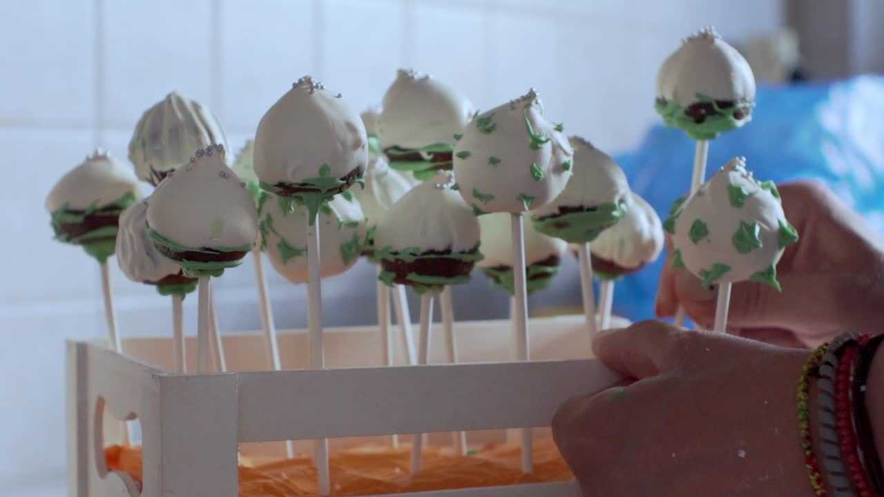 donna caucasica che decora un cesto di legno con schiocchi di torta fatta in casa