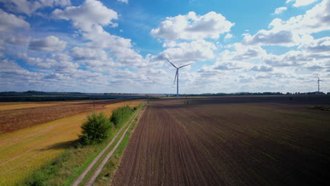 Una-Turbina-Eólica-En-El-Parque-Eólico-Que-Produce-Energía-Renovable-Contra-Un-Cielo-Espectacular