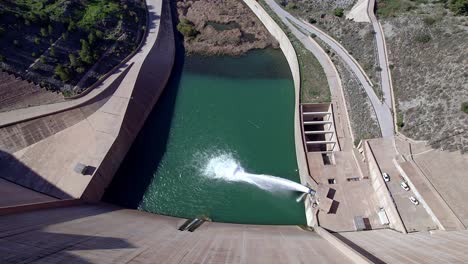 agua de descarga de la presa