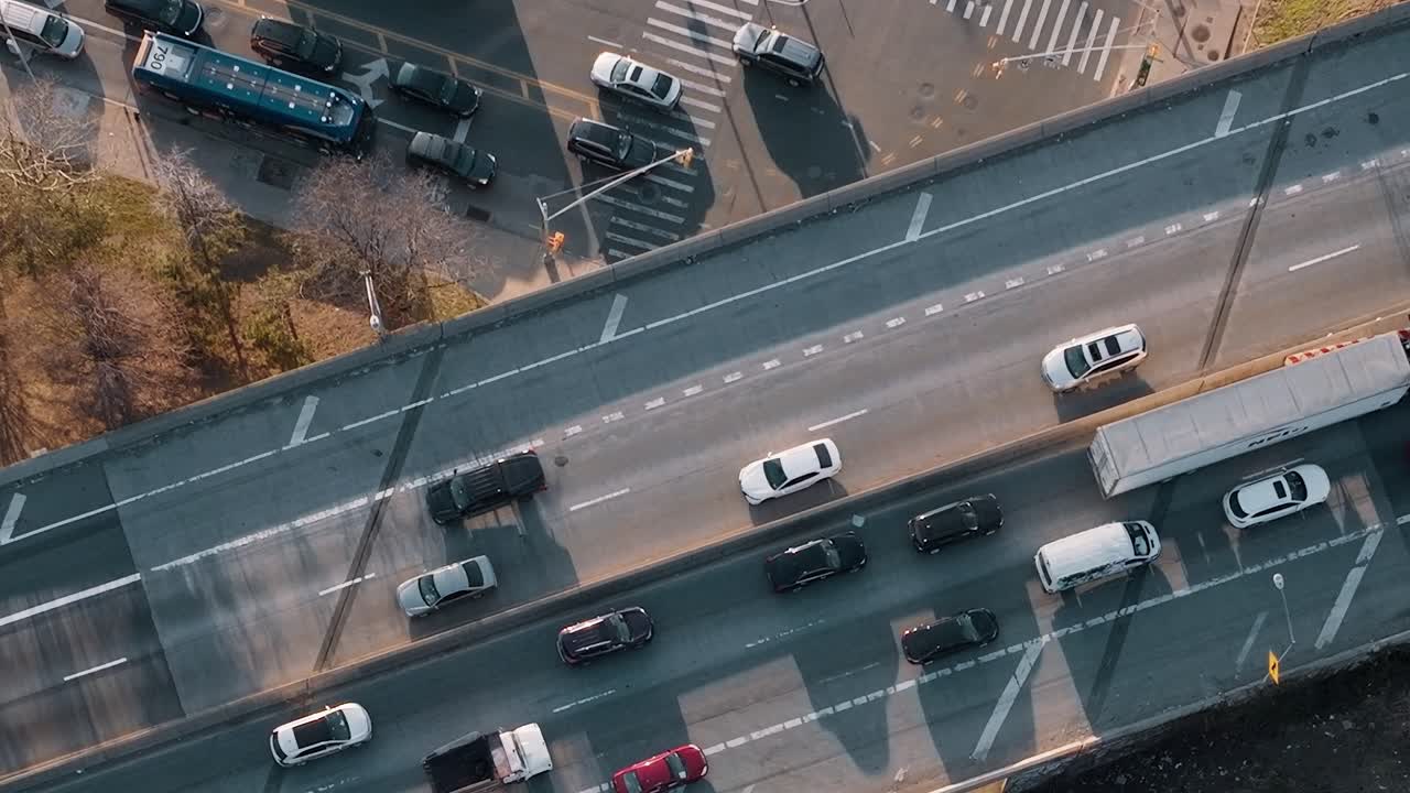 Trafikken flyder på en travl gade i New York om dagen
