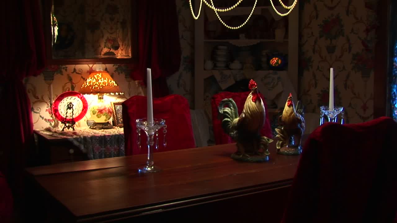 양초는 샹들리에 아래 정식 식탁에 놓여 있습니다.