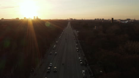 Antena:-Sobre-La-Calle-17-De-Junio-Y-Tiergarten-Hacia-La-Columna-De-La-Victoria-De-Berlín-En-La-Hermosa-Luz-Del-Atardecer