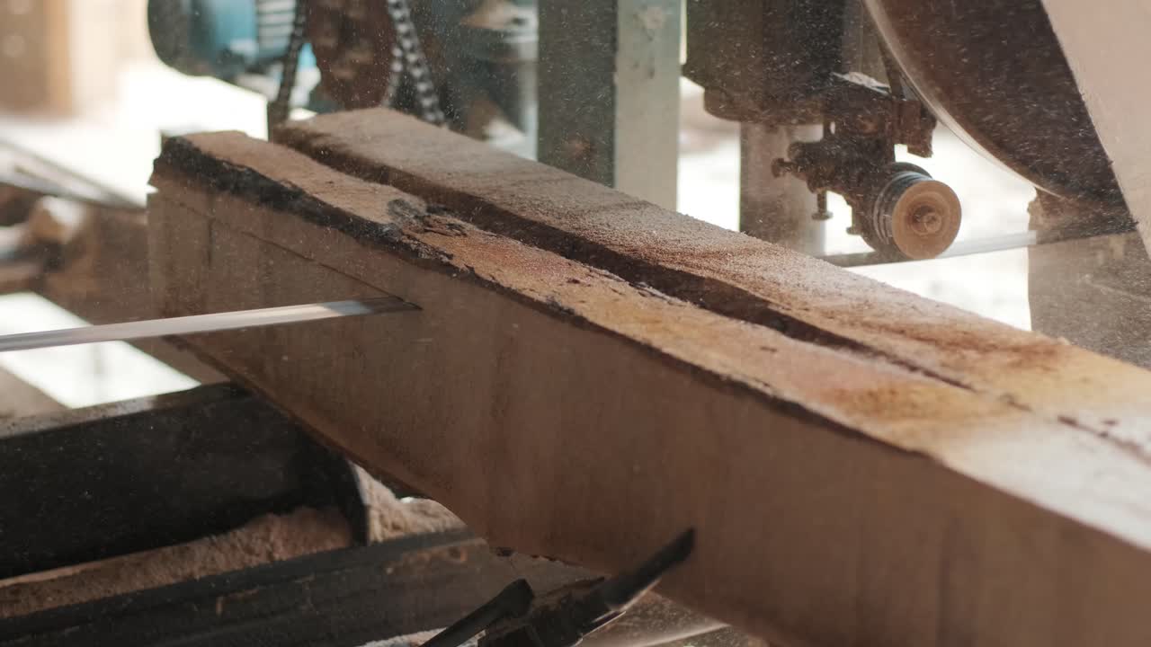 máquina de aserradura en la fábrica de producción de madera. procesamiento y corte de material de madera en el aserradero. proceso de fabricación en el molino de madera. máquina de aserrado circular automática