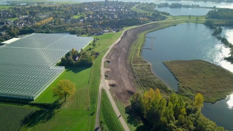 Vista-Aérea-De-Drones-Del-Paisaje-Que-Revela-Invernaderos-Y-Hermosos-Lagos-En-Los-Países-Bajos,-Europa