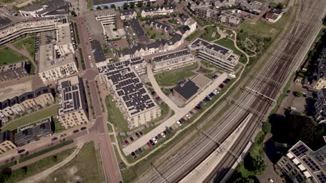 el barrio de noorderhaven en zutphen, países bajos, visto desde arriba con techos llenos de paneles solares a lo largo de las vías del tren