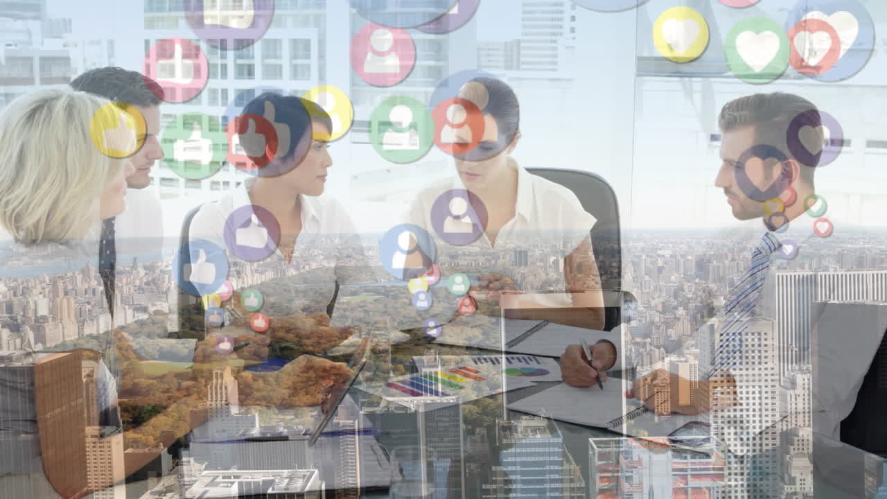 소셜 미디어 아이콘과 도시 풍경의 애니메이션을 사무실에서 다양한 사업가들에게 보여줍니다.