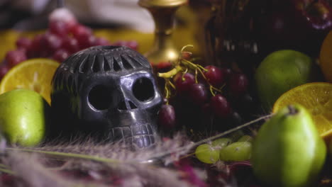 elegancia misteriosa: cráneo y fruta naturaleza muerta en un mundo oscuro y de mal humor