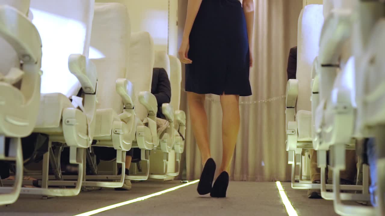 기내 승무원 들 이 야간 비행 중 비행기 에서  ⁇ 고 있다