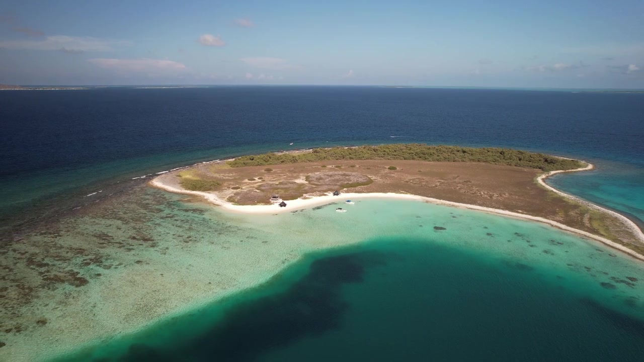 Vista aerea panoramica dell'isola di Noronky con barche ancorate in acque limpide e turchesi vicino a una spiaggia di sabbia bianca