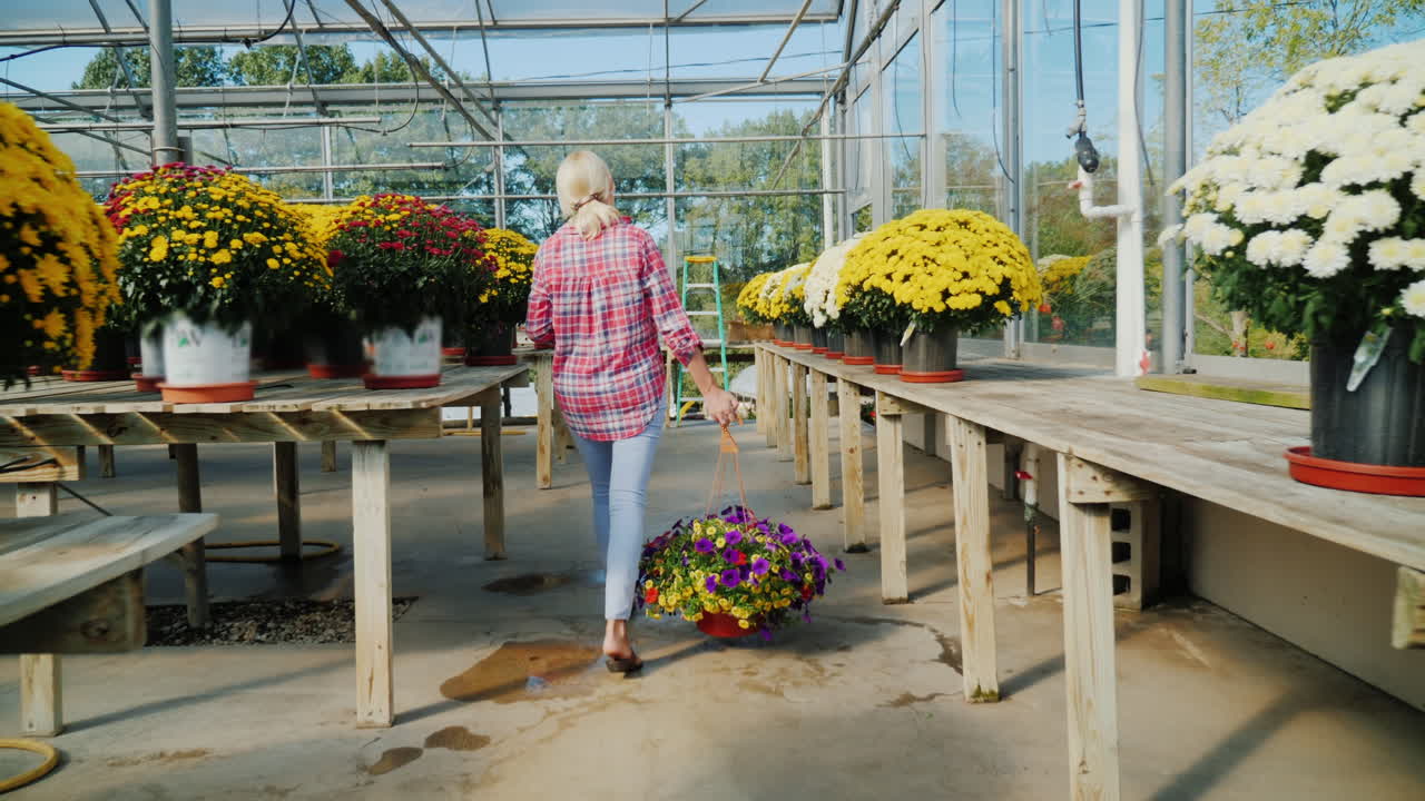 Donna in serra con cesto di fiori