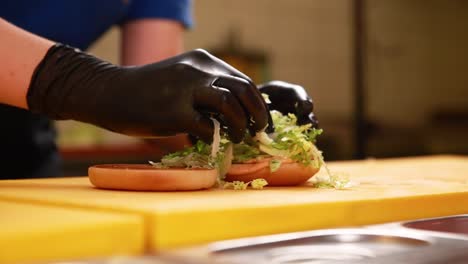 el chef preparando una hamburguesa