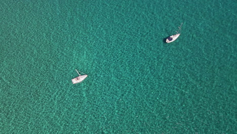 Antenne-Fliegt-über-Boote-Im-Meer-Von-Sardinien