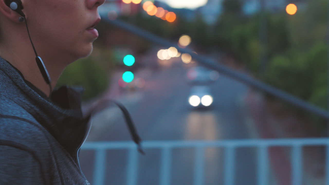 도시 야외 에서 달리고 조 ⁇  하는 적당 한 여자