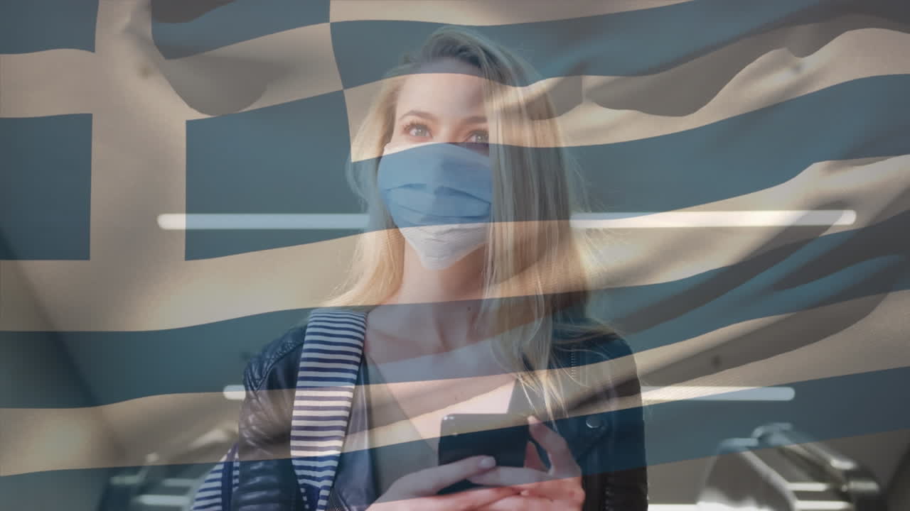 코로나 19 대유행 기간 동안 얼굴 마스크를 쓰고 있는 여성 위에 흔들리는 그리스 국기의 애니메이션