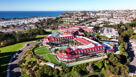 vista aérea de un hotel de lujo en el sur de california.