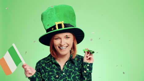 Verspielte-Frau,-Die-Den-St.-Patrick&#39;s-Day-Im-Studio-Feiert