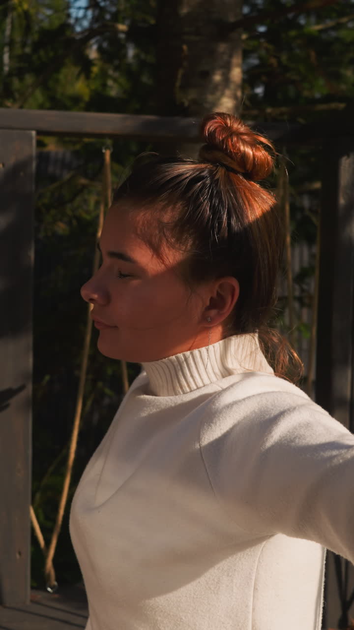 mujer con las olas extendidas meditando en la terraza. mujer joven feliz hace práctica de respiración en el suelo del hotel ecológico por la mañana. hábitos de estilo de vida saludables