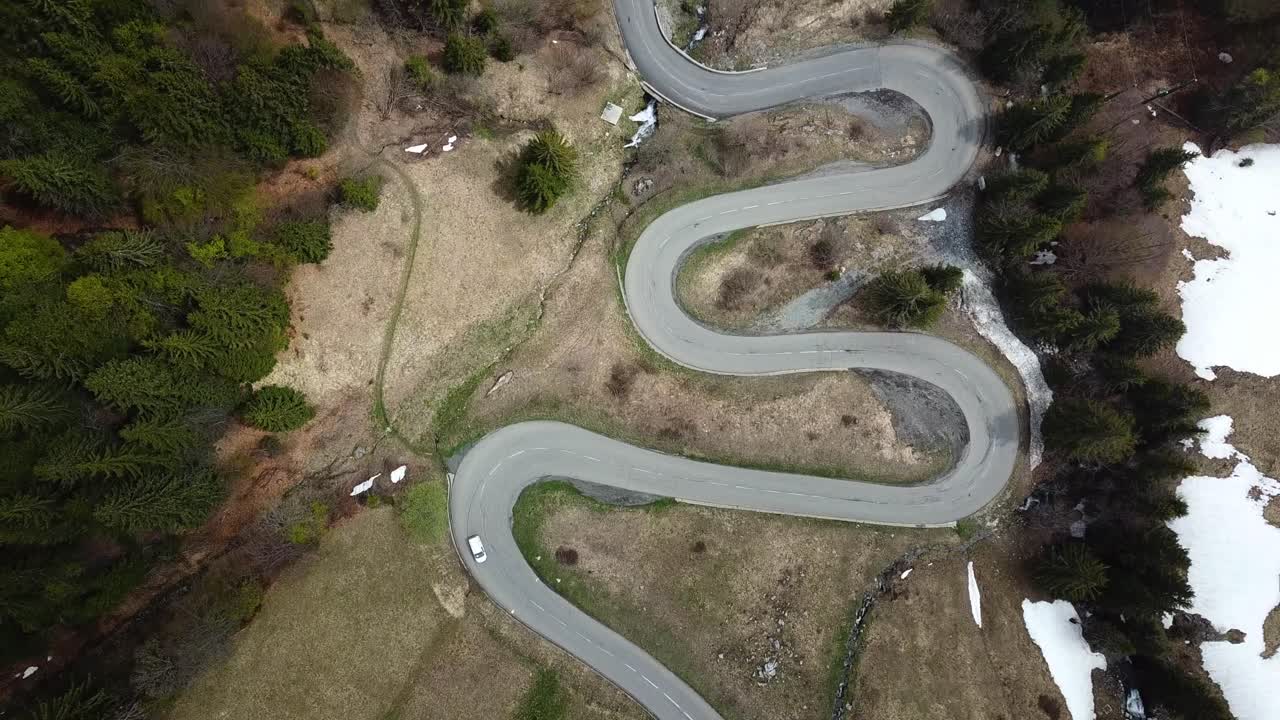 carreteras de montaña icónicas que serpentean a través de los alpes franceses, vista aérea