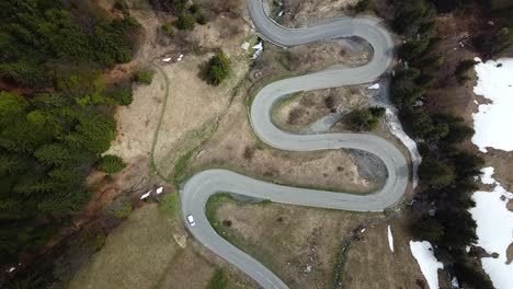 carreteras de montaña icónicas que serpentean a través de los alpes franceses, vista aérea