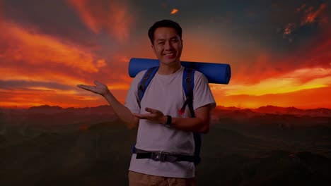 un caminante feliz al atardecer