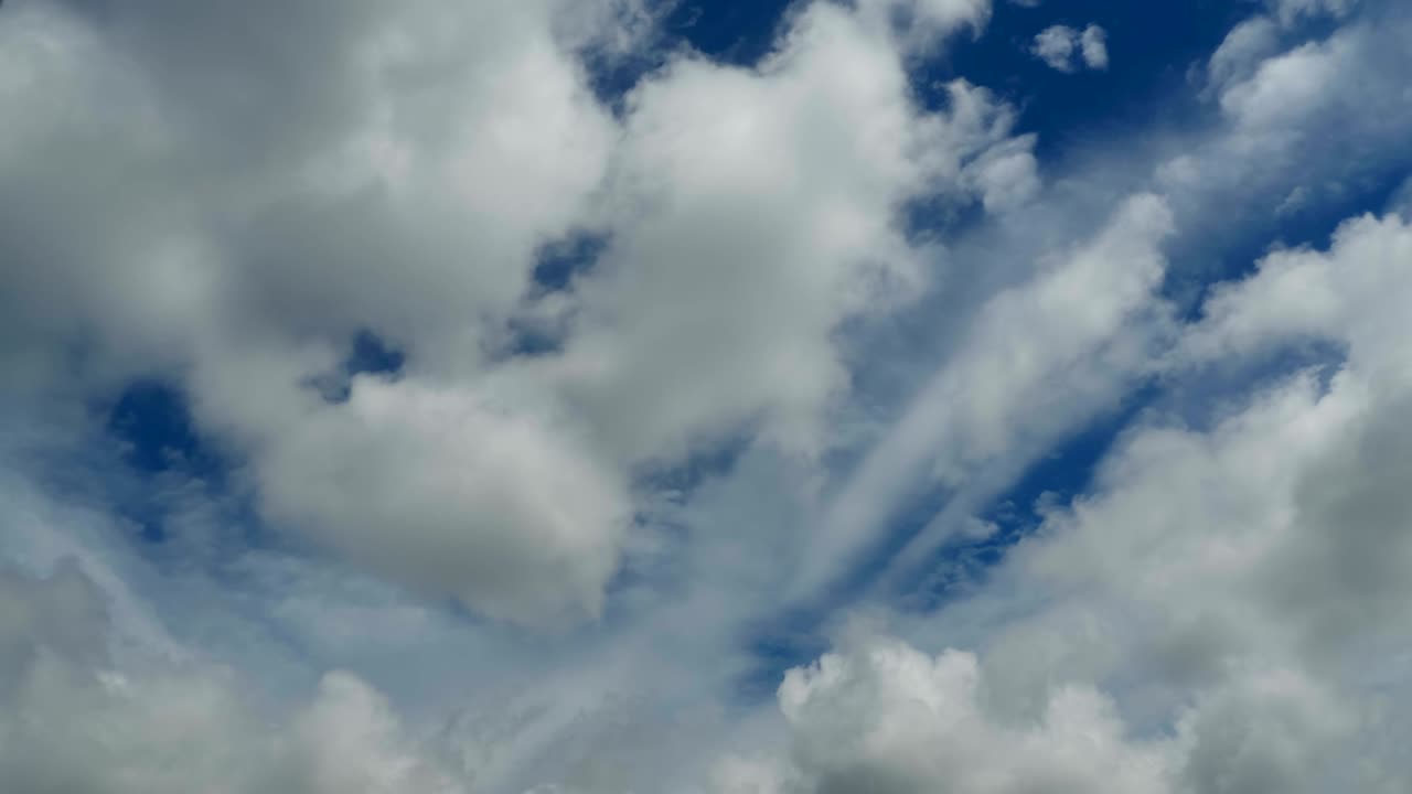 las nubes se mueven en el cielo azul.