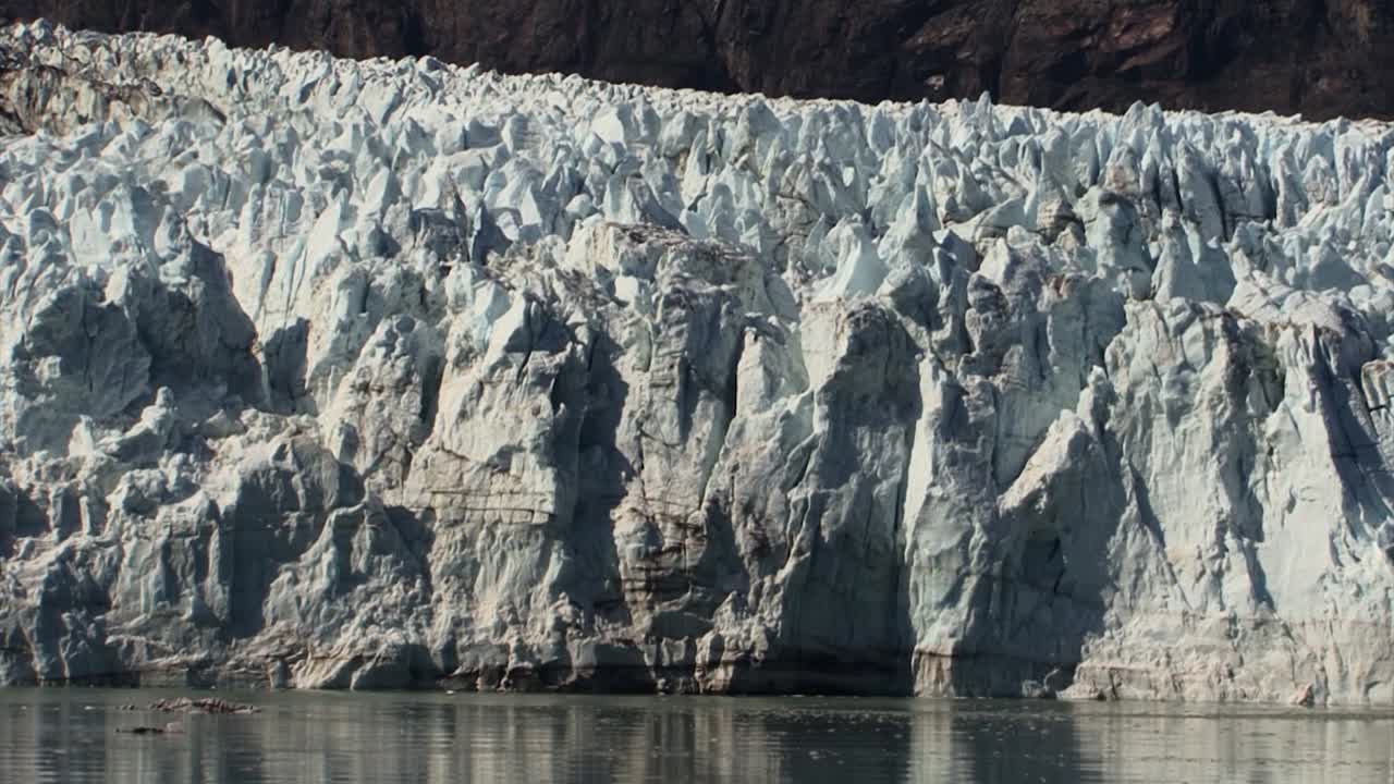 glaciar en un caluroso día de verano en alaska