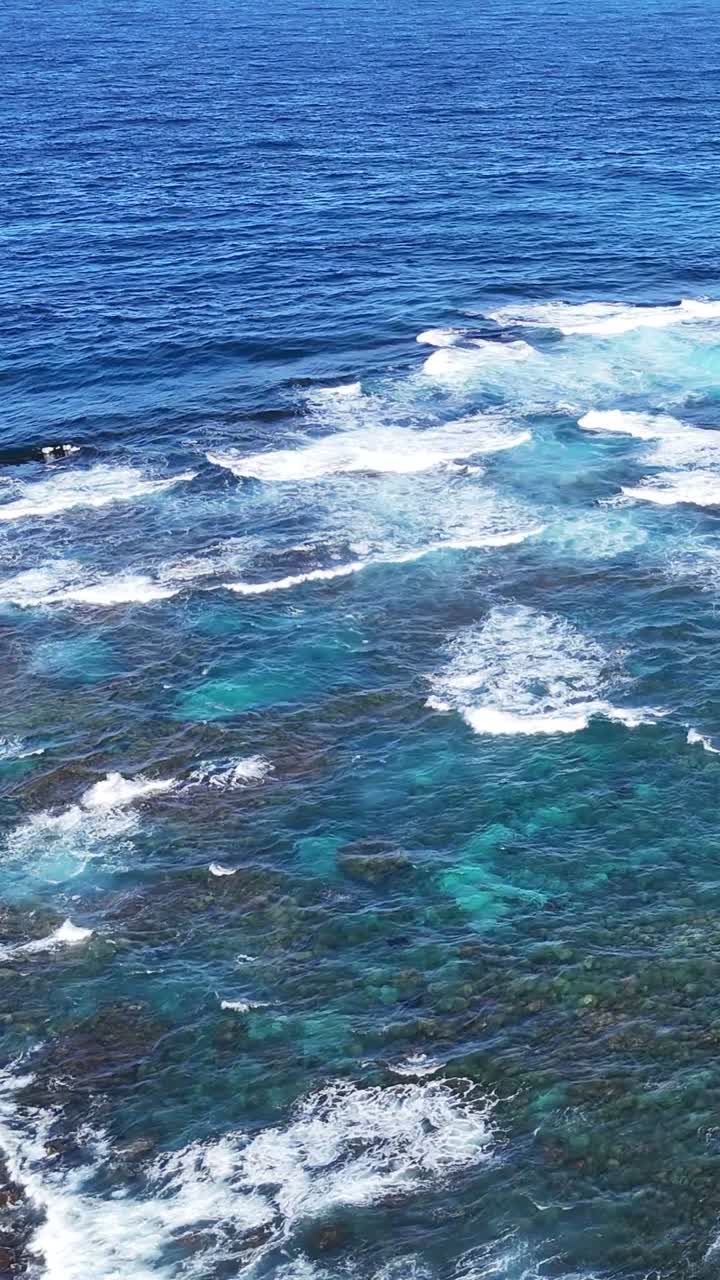 Onde oceaniche che si infrangono su formazioni rocciose vulcaniche