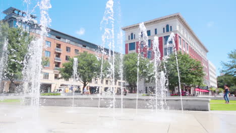 fuentes de agua en un hermoso pueblo