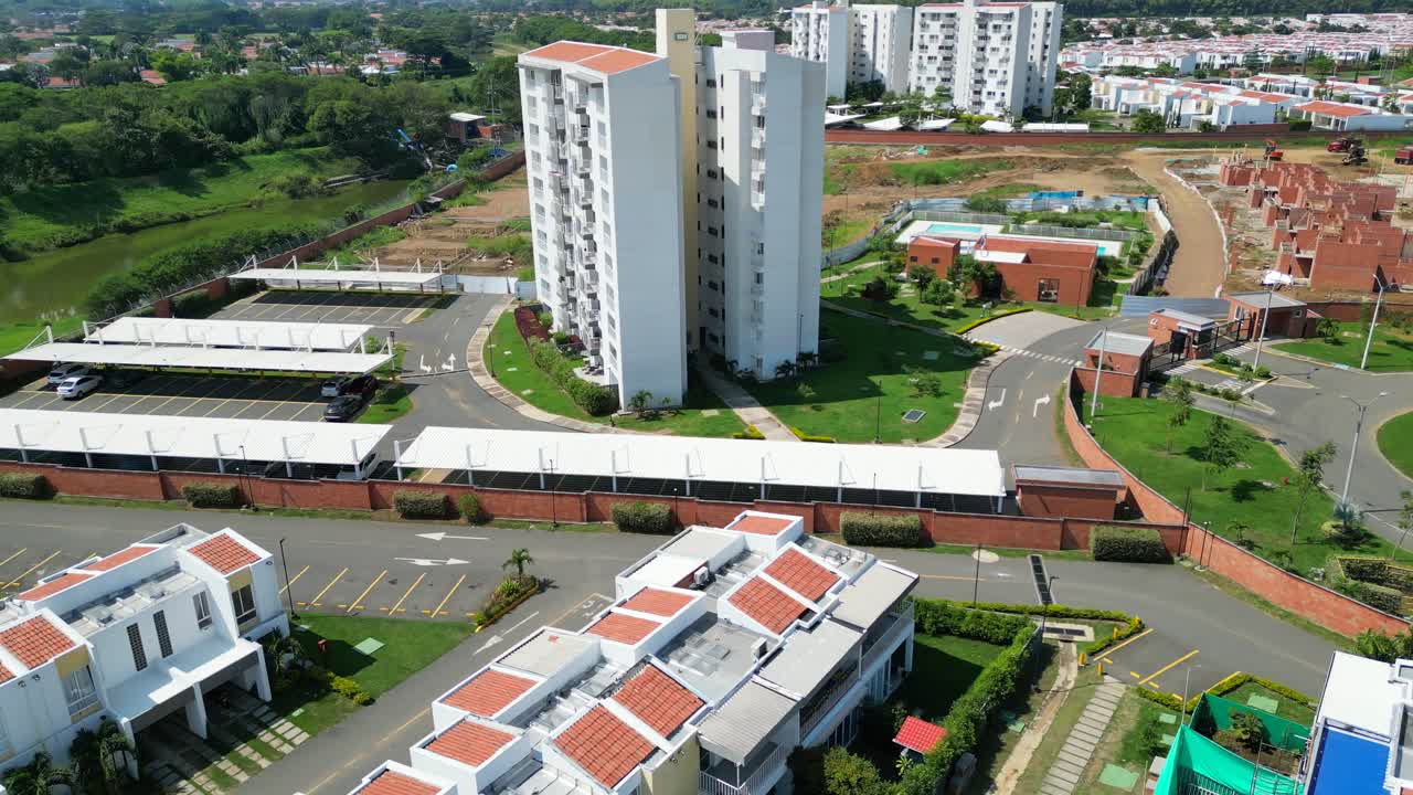 vista aérea del suburbio en cali colombia con edificio alto y casas en construcción