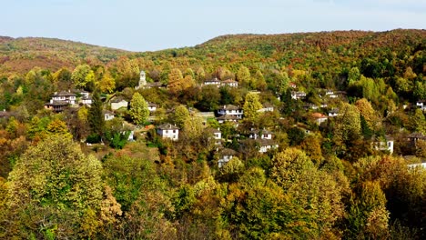 Color-Del-Bosque-Otoñal-Pintoresco-Pueblo-Tradicional-Búlgaro-Disparo-Con-Drones