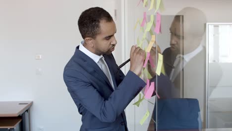 Líder-Del-Proyecto-Vistiendo-Traje,-Presentando-El-Plan