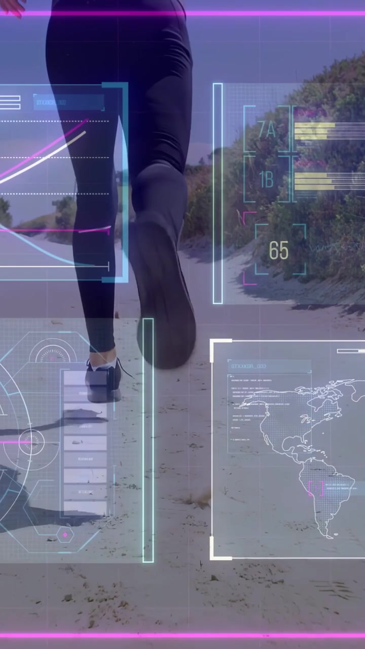 Video verticale: Un corridore calpesta la sabbia, muovendosi lungo un sentiero tra le dune, con un HUD che aggiorna grafici di fitness e una mappa.