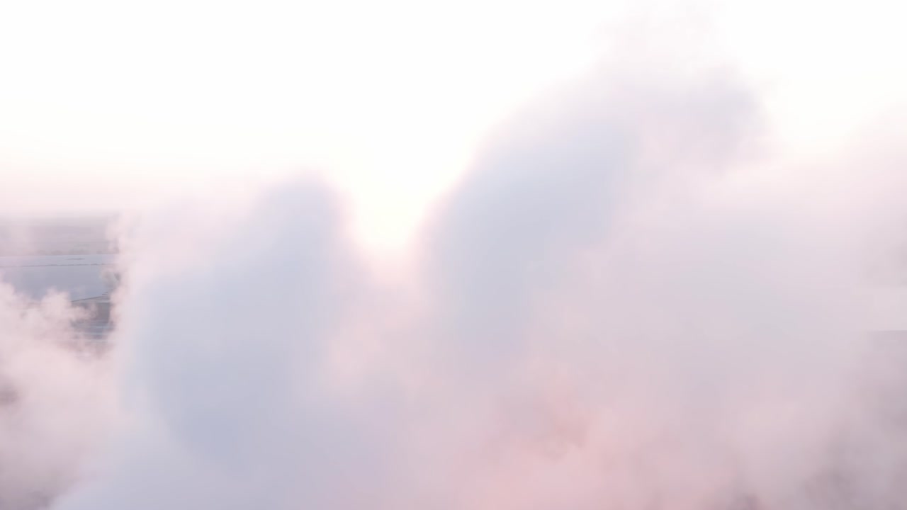 태양광 패널로 구동되는 철강 공장의 일출 시 조감도