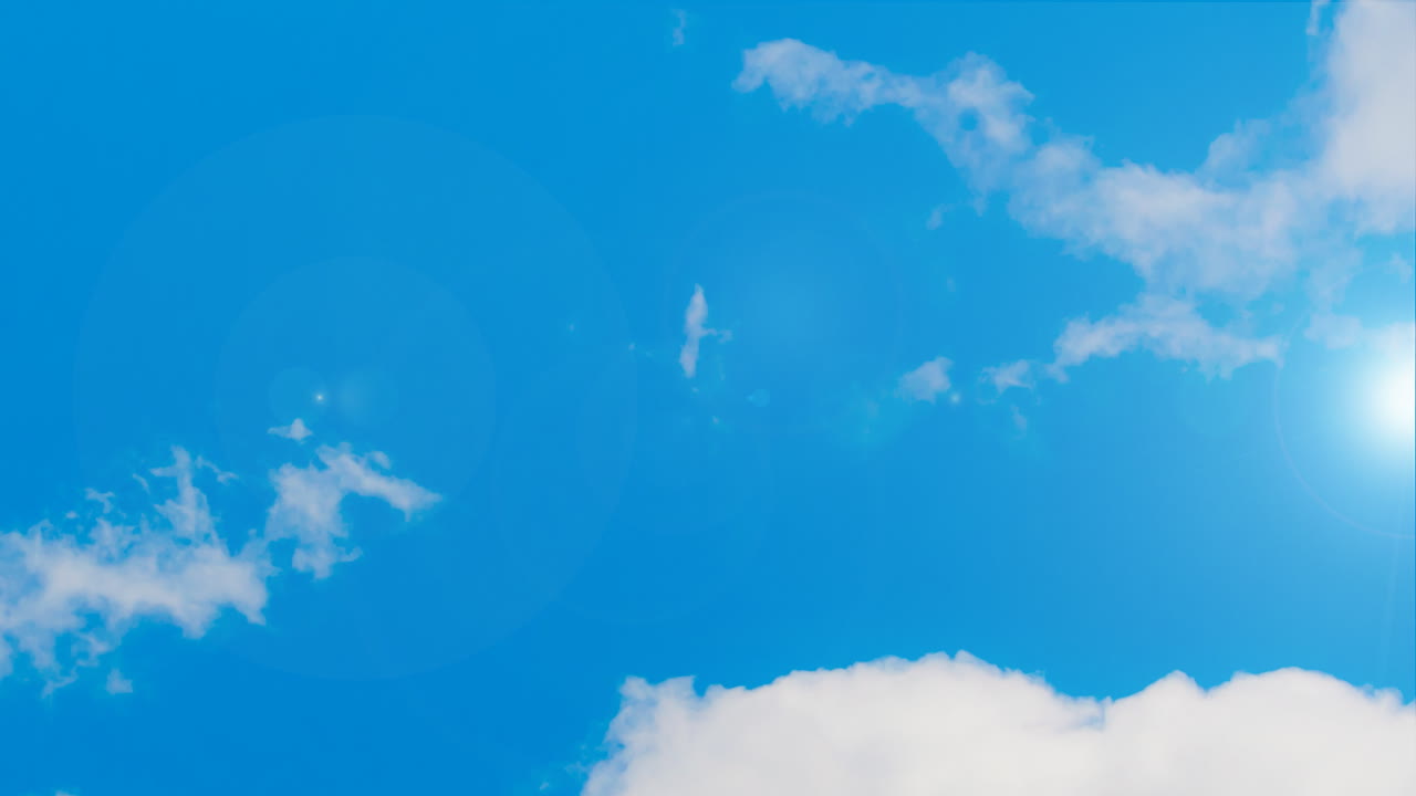 Raggi di sole nel cielo, animazione. Bellissimo sfondo con luce solare.