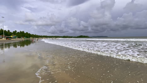 hermosas olas en la playa de palolem goa india 4k